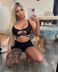 Morgan Holly Moore ist eine gut gebaute Blondine mit Erfahrung!