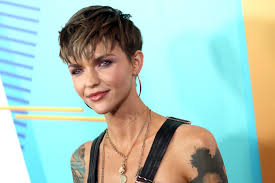 Ruby rose)‏ (مواليد 20 مارس 1986) وتعرف ايضا بـ روبي روز عارضة أزياء استرالية و دي جي و فنانة تسجيلية وممثلة سينمائية وشخصية تلفازية مشهورة. Ruby Rose Leaves Twitter Following Recastbatwoman Backlash Vanity Fair