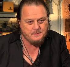 Deluxe edition, con tutte le canzoni di d.o.c. e 6 nuovi brani, tra cui il duetto speciale di sting & zucchero sulle note dell'inedito september. Zucchero Fornaciari Veterinario Con L Amore Dei Galli