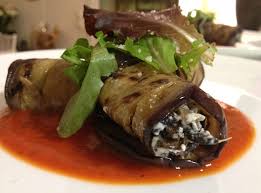 Roules D Aubergines A La Ricotta Olives Noires Menthe Et Coulis De Poivrons The Happy Cooking Friends