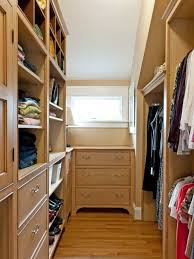 Holzregale Und Kommode Ankleide Mit Fenster Kleiner Begehbarer Kleiderschrank Schrank Design Begehbarer Kleiderschrank