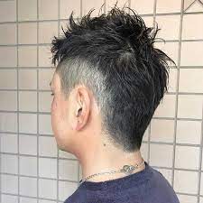 Model ini termasuk jenis potongan undercut, dengan sisa rambut bagian atas terlihat masih banyak dan disisir rapi ke belakang. Tampil Manly Dengan 10 Model Rambut Taper Fade Untuk Pria