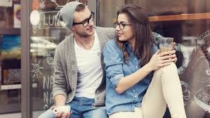 Enfin, surtout certains quartiers très précis comme bastille, oberkampf, le sud de pigalle ou encore le les hipsters font très attention à leur style mais font tout pour que cela ne se voit pas trop, ainsi, ils tentent de se donner un aspect négligé alors qu'il. 8 Caracteristicas Que Definen A Una Mujer Hipster