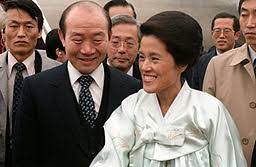 오늘은 그의 재산과 손녀와 딸에 대해서 맛배기로 글을 쓰고자 한다. ì „ë'í™˜ ìœ„í‚¤ë°±ê³¼ ìš°ë¦¬ ëª¨ë'ì˜ ë°±ê³¼ì‚¬ì „