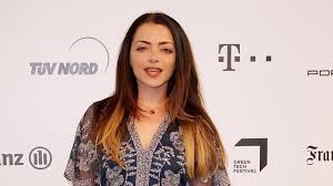 Emily als mädchenname ♀ herkunft, bedeutung & namenstag im überblick ✔ alle infos zum namen emily auf vorname.com entdecken! Anne Menden Neue Frisur Sie Uberrascht Mit Granny Look Neue Frisuren Granny Look Neue Haarfarben