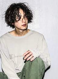 イメチェンに最適ラフスパイラル 髪型メンズ メンズ ヘアスタイル メンズ パーマ メンズヘアスタイルミディアム