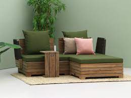 een heerlijk plekje in de tuin met deze mooie chaise longue loungeset het hout in combinatie met de groene kussens heeft chaise longue groene kussens kussens
