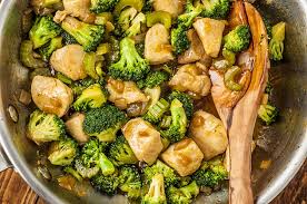 Losing weight doesn't mean you have to live a life full of bland chicken and broccoli every day. 45 Weight Watchers Dinner Recipes Under 6 Smartpoints