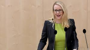 „von ganzem herzen dankbar und überglücklich dürfen mein mann und ich bekannt geben, dass wir bald zu dritt sind, heißt es in dem posting. Turkis Grun Susanne Raab Ubernimmt Frauenagenden Kurier At