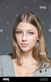 Cheveux longs yeux gris bleus Banque de photographies et d'images à haute  résolution