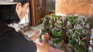 Botol bekas bisa juga dibuat menjadi air mancur alami. Kreatif Pemuda Purwakarta Ini Mampu Hasilkan Rupiah Dengan Air Terjun Mini