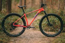 The best hardtail mountain bikes you can buy right now. Sonder Wahlen Sie Cross Country Mit Einem Erschwinglichen Xc Hardtail Mountainbike Aus Aluminium Swiss Cycles