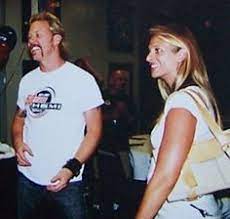 He currently resides in vail, colorado, citing a multitude of reasons for moving there, including it being his wife's childhood hometown, the natural beauty, and the quiet environment. James Hetfield And Francesca Hetfield Bandas