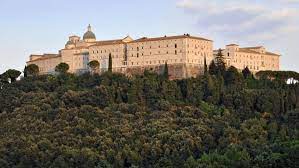 Monte cassino is a small hilltop in italy, about 80 miles south of rome, italy, a mile to the west of the town of cassino, for which it is named. Vor 75 Jahren Die Sinnlose Zerstorung Des Klosters Montecassino Archiv