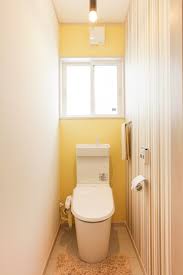 黄色の壁紙が可愛いトイレ トイレのデザイン トイレ 壁紙 トイレ 壁紙 ストライプ