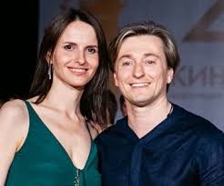 На фото он касается округлившегося живота супруги. Sergej Bezrukov Snova Stal Otcom Anna Matison Rodila Syna