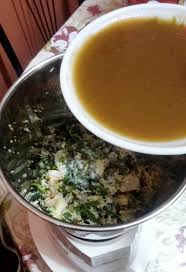 Setelah 3 lauk udah ditaruh di atas daun pisang, giliran pelayan yang bawa baskom berisi nasi. Langkah Memasak Chutney Pudina Sedap Dengan Naan Thosai