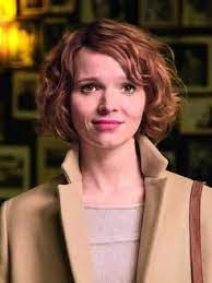 Die Op Prasentiert Die Erste Regiearbeit Von Karoline Herfurth Sms Fur Dich Foto Warner Bros Karoline Herfurth Herfurth Styling Kurzes Haar