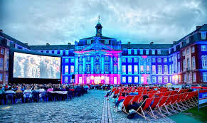 Das gebiet ist von zahlreichen solitärbauten geprägt und fungiert als übergang zwischen dem stadtraum und dem landschaftsraum um die aa. Open Air Kino Vor Dem Schloss Alles Munster