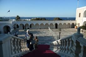 Όμως η κορύφωση του θαύματος ήταν αυτή, αφού μετά απ' αυτό τον. Dekapentaygoystos Sthn Panagia Ths Thnoy En Mesw Korwnoioy Eylabeia Katany3h Alla Me Maskes Kai Apostaseis Eikones Ellada Iefimerida Gr