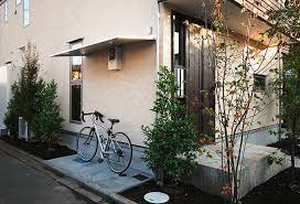 家をつくるとき 意外に忘れがちなのが自転車の置き場所 駐車場は必要な台数だけ確保しますが 自転車を何台置くか想定していない事が多いんですね 確かにわざわざ駐輪スペースをとらずに なんとなく余った場所に自転車を置く こんな感じで自転車を止める人は