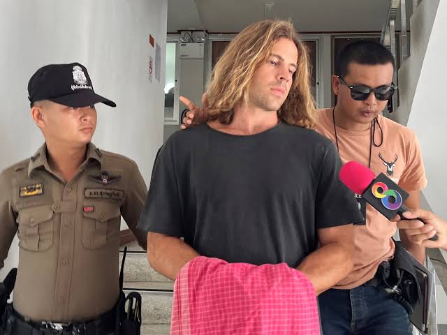 Condenan a cadena perpetua al hijo de un actor español que mató y  descuartizó a s
            <div id=