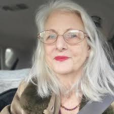 En 1950, Charles M. Schulz introdujo al mundo a Peanuts, y con él, dos de  los personajes más queridos de la historia del cómic: Charlie Brown y  Snoopy. Snoopy apareció por primera