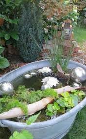 Die Alte Zinkwanne Links Wurde Zu Einem Miniteich Umfunktioniert Und Auch Das Fleissige Lieschen Rechts Fuhlt Sich In Dem Miniaturgarten Garten Garten Deko