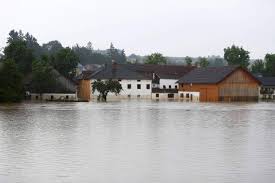 Burze, które przeszły nad polską w nocy ze środy na czwartek, wywołały liczne szkody, ale nie spowodowały takiej tragedii jak w niemczech. Powodz W Niemczech Miejscowosci Odciete Od Swiata Sa Pierwsze Ofiary Stan Kleski Zywiolowej