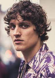 Messy Curls Lying Around With The Recent Popularity Of Hbo S Game Of Thrones The Character John Snow Curly Hair Styles Mens Messy Hairstyles Curly Hair Men