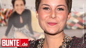 Vanessa blumhagen hat ein doppelt scharfes foto in nachtwäsche gepostet, um für ein produkt zu werben. Fruhstucksfernsehen Star Vanessa Blumhagen Dieser Beinschlitz Ist Der Absolute Wahnsinn Youtube