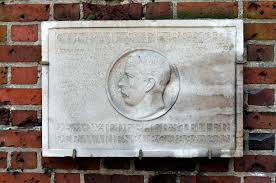 It also exhibits a humanlike foot and lower limb. Conrad Steinbrecht Evolution Mensch De