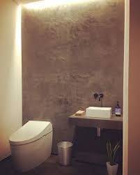 モールテックスで仕上げたアクセントウォールと手洗いカウンター 照明は間接照明のみで 造作 洗面台 トイレ 壁 モールテックス