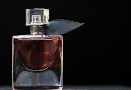 Berikut ini rekomendasi parfum refill wanita yang wanginya lembut dan awet. Parfum Aroma Kayu Cocok Untuk Pria Tilik Dulu 5 Kuncinya Gaya Tempo Co