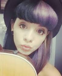 Pin De Lolly Lovesuckle Em Melanie M Melanie Martinez Cantores Cabelo De Duas Cores