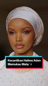 Keanggunan Halima Aden di Modest Fashion Week 2024