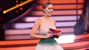 Hope you #danielhartwich will be healthy soon. Let S Dance Fans Lachen Vickys Kleid Coronaabstandhalter Promiflash De