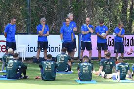 Fanno parte della spedizione oranje per i prossimi europei tre calciatori che giocano nel campionato italiano. La Lista Definitiva Dei Convocati Dell Italia Per Gli Europei 2021 Chi Tagliera Mancini