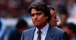 Les anciens présidents bernard tapie, pape diouf et christophe bouchet jugent la crise à l'om. Om Quand Bernard Tapie Etait Proche De S Offrir Maradona