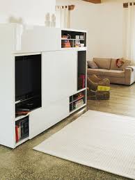 Une Porte Coulissante Pour Cacher La Television Mobilier De Salon Meuble Tv Ferme Et Meuble Tele