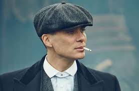 Peaky blinders est une série télévisée britannique créée par steven knight et diffusée initialement le 12 septembre 2013 sur bbc two, puis sur bbc one depuis le 25 août 2019, pour la cinquième saison. Peaky Blinders La Saison 6 Arrive Et Son Premier Episode Annonce Deja La Couleur