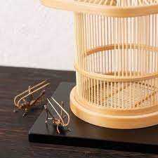 秋のインテリアとして鈴虫飼いませんかすべて静岡県の職人が作った竹製のものなので夜中にうるさく鳴かないしエサも要りません笑 鈴虫 竹製 竹製品 伝統工芸品 駿河竹千筋細工 置物 インテリア 昆虫 秋の虫 お店のトップページはプロフィールのリンクからご覧