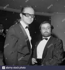 Check spelling or type a new query. Der Italienische Singer Songwriter Gino Paoli Sitzt Auf Einem Stuhl Seine Frau Anna Fabbri Lachelt In Einem Auto Italien 1964 Foto Pino Granata Mondadori Portfolio Sipa Usa Stockfotografie Alamy