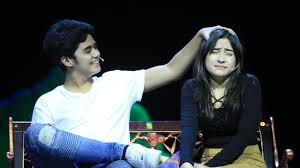 Sementara prilly latuconsina tengah berada di kasur sambil menutup wajahnya dengan selimut. Bertemu Lagi Aliando Syarief Prilly Latuconsina Bikin Heboh Showbiz Liputan6 Com