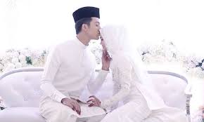 Ketika itu kami bergelut manakala telefon saya dipegang oleh wanita terbabit yang cuba memadam bukti itu. Aliff Aziz Dan Bella Astillah Kini Bergelar Suami Isteri