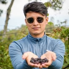 Alexander Pelaez's Instagram, Twitter & Facebook