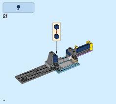 De goederentrein stopt, dan gaat de machinist de spoorbomen bedienen. Lego 41237 Batgirl Secret Bunker Instructions Dc Super Hero Girls