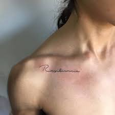 Si hace sólo un mes contaba al mundo a través de instagram que se había casado con su novio, dalton gomez, ahora ha utilizado la misma plataforma para contar ¡que ha repartido un millón de dólares así, por las buenas! Resiliencia Lettering Tattoo On The Collarbone