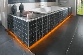 Die bischöfliche badewanne ist weiß, fast schlicht. Badewanne Schluter Systems