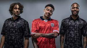 In unserem fußballshop finden sie das ökonomische fußballtrikot. England Stars Show Off Retro Italia 90 Black Out Shirt Ahead Of Euro 2020 Fourfourtwo